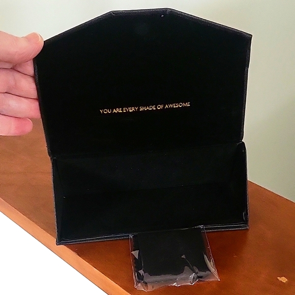 PRIVE REVAUX EYEWEAR TRIANGULAR HARD CASE - Picture 6 of 6